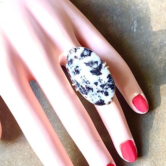 White Buffalo Gemstone in a Handcrafted 925 Stamped Ring (6) - Picture 5 of 10